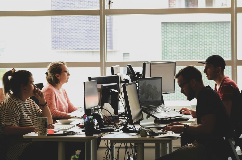 Los informes sobre IA y empleo son ya un género propio: cada uno cuenta un futuro distinto, y todos parecen probables